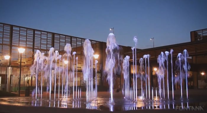 Dry deck fountain